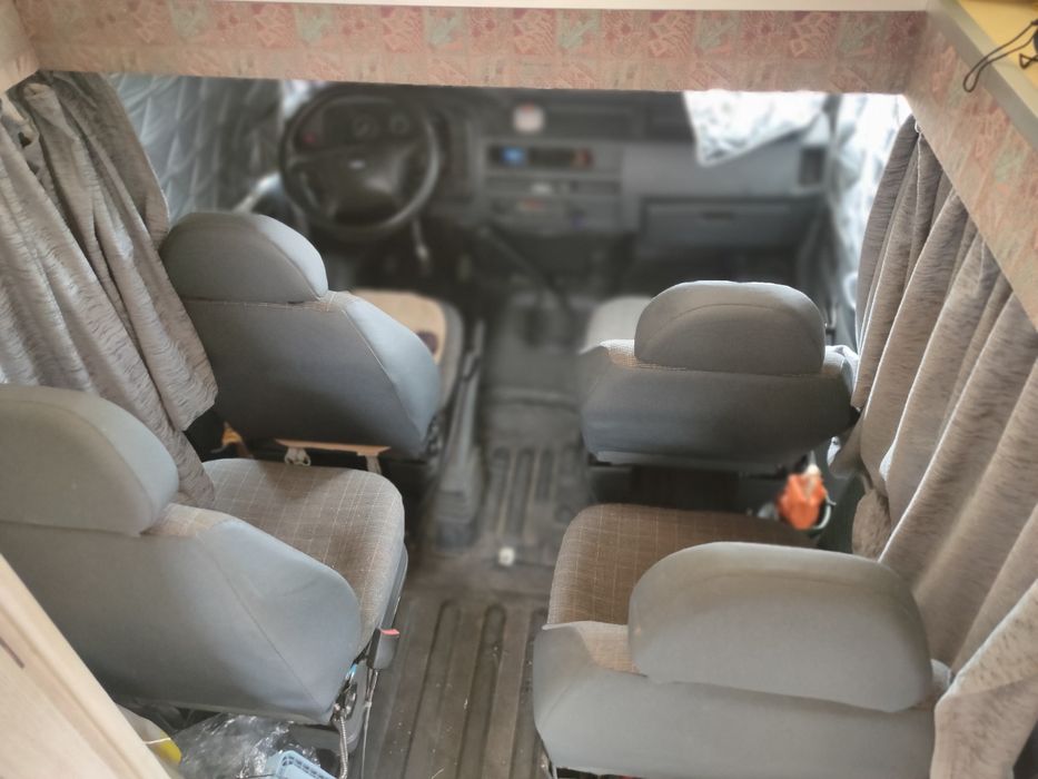 Autocaravana com 4 lugares na cabine e três portas