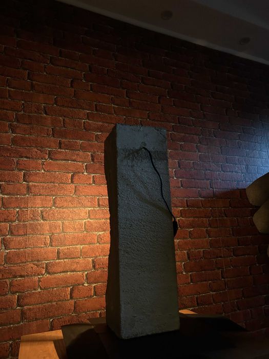 Lampa dekoracyjna z betonu – styl loftowy