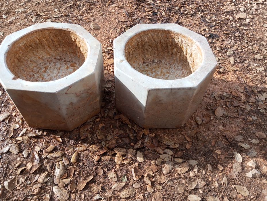 Conjunto de pias em pedra