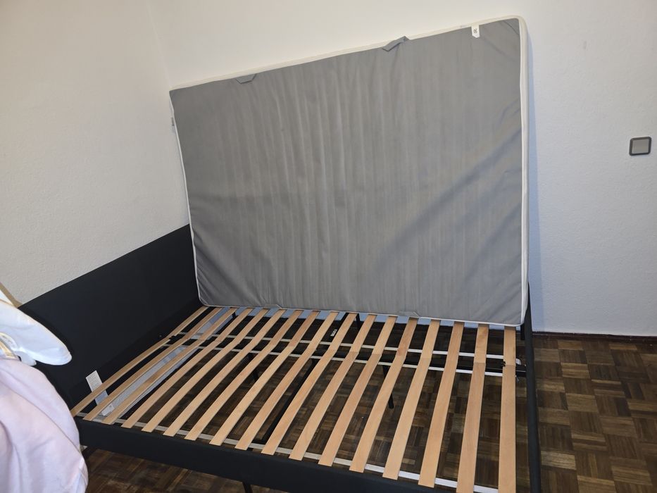 Cama de casal com estrado e colchão.