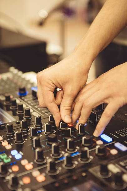 Traktor Kontrol S8 - Controlador DJ Pro + Extras