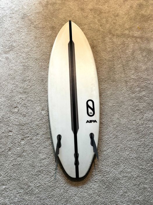 Prancha twin fin Slater Designs Akila Aipa modelo Flat Earth 5'5 25,9L