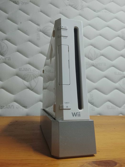 Wii + cabos + comando + barra sensor + jogo completa