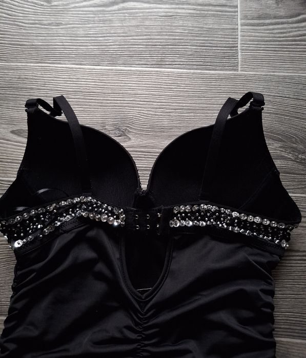 Неймовірна чорна сукня з паєтками і стразами