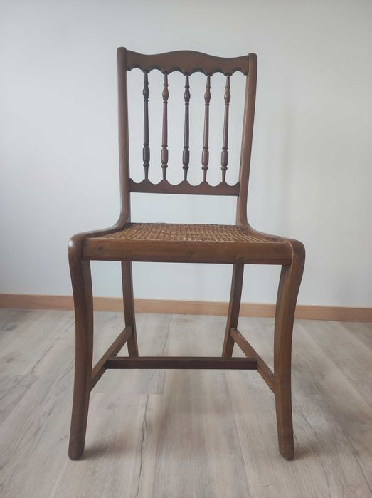 Conjunto de mesa (diâmetro 1.10m) com cadeiras em palhinha