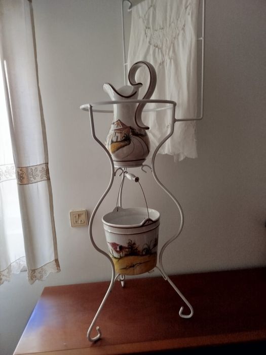 Lavatório antigo (jarro e balde)