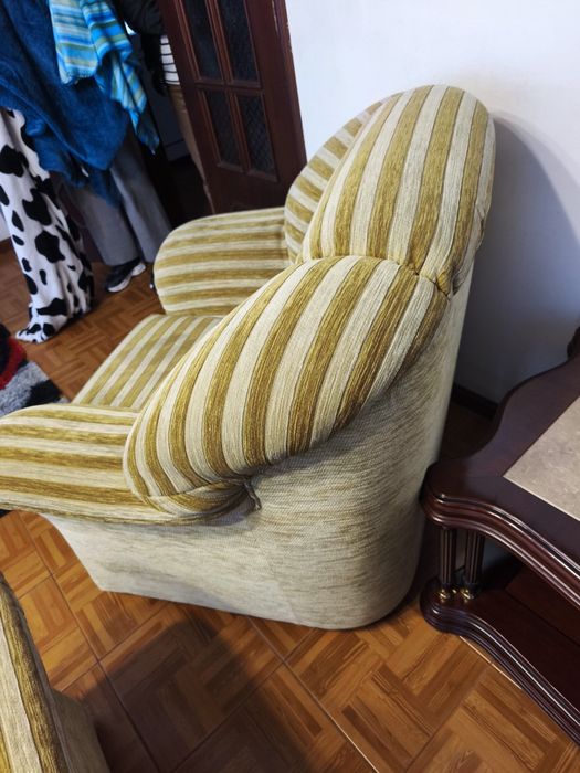 3 sofás em bom estado e com sofá cama.