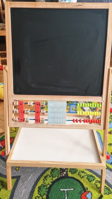 Zestaw zabawek, tablica, stół i inne