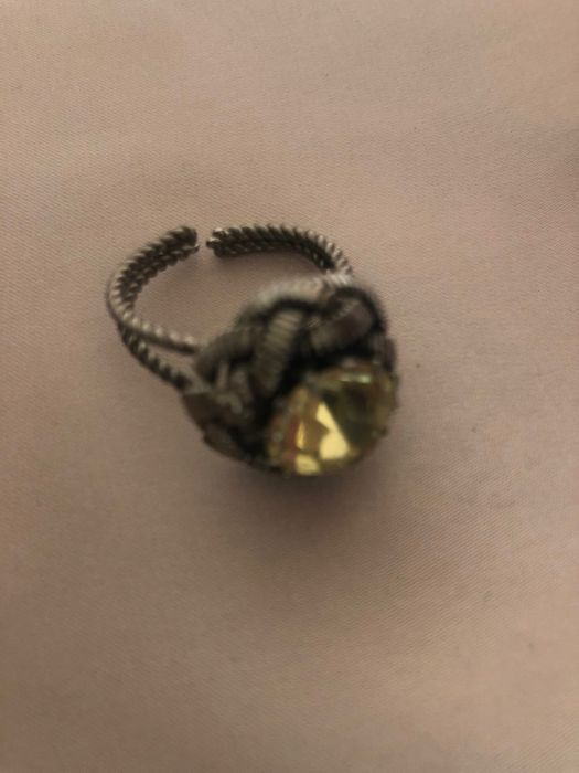 Anel vintage muito bonito com pedra amarela
