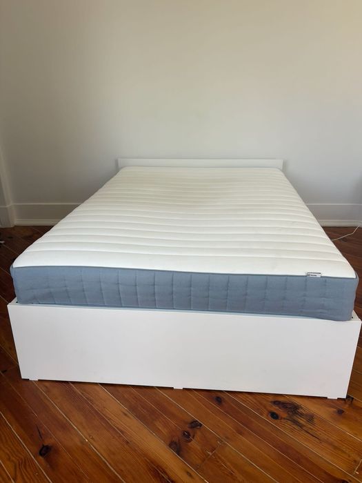 Cama incluída com colchão.