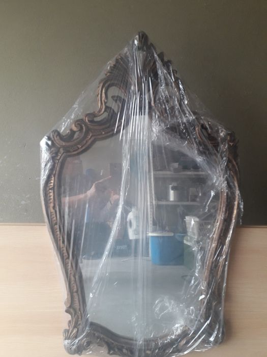 Espelho em talha dourado velho estilo vintage.