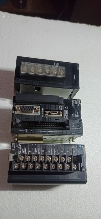 Autómato PLC OMRON CJ1-cpu 21 com fonte de alimentação e carta de entradas