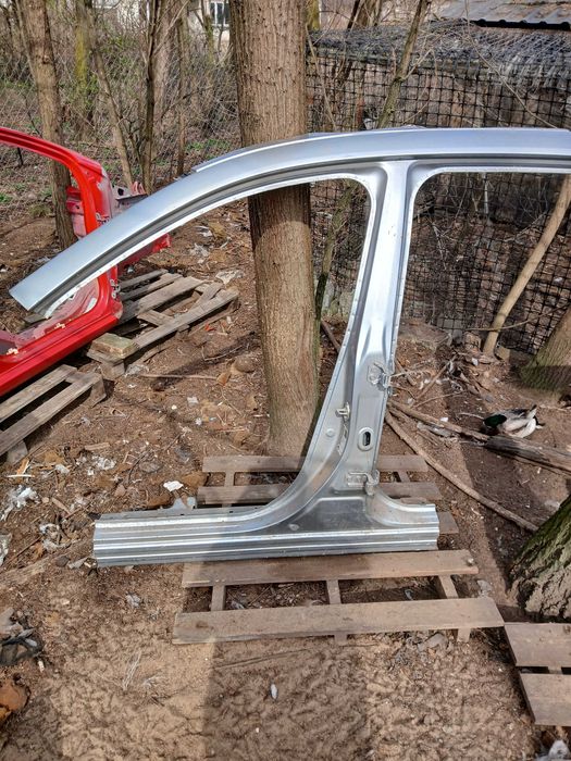 Prog slupek srodkowy lewy Mazda CX9 CX-9 srebrny 17-24r