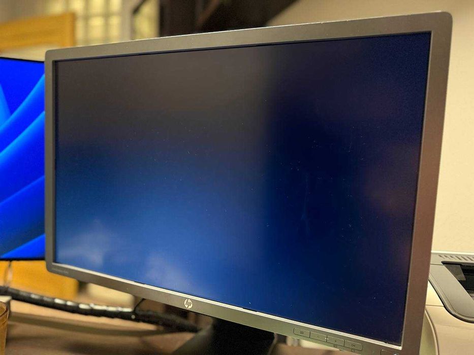 Sprzedam 4 monitory biurowe - sprawne, dobry stan.