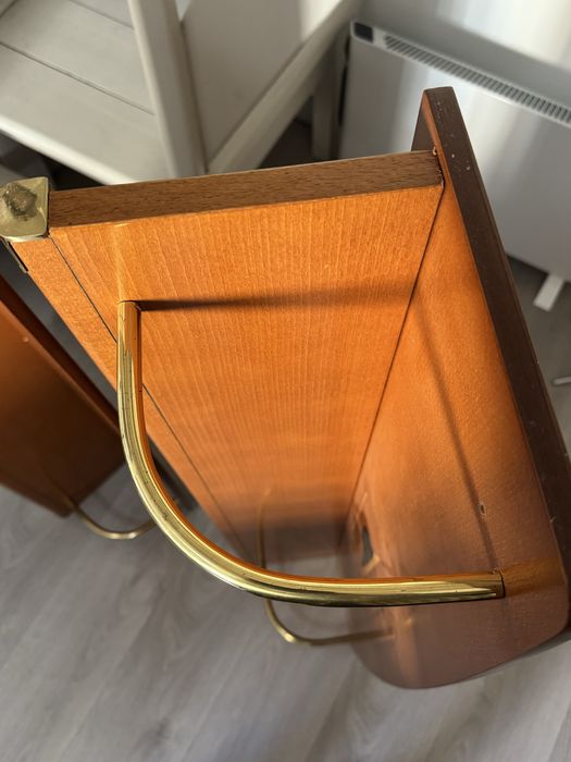 Prateleiras de Madeira com Pormenor em Metal