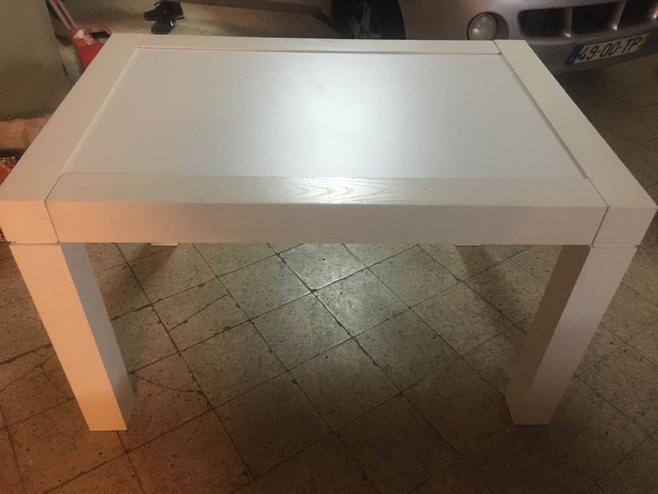 Mesa branca de madeira