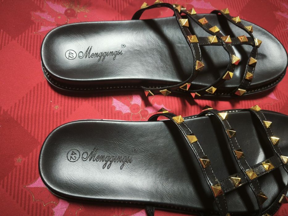 Sandálias elegantes com tachas douradas 42