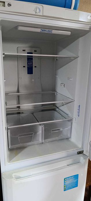 Frigorífico Indesít Usado - Só funciona o congelador