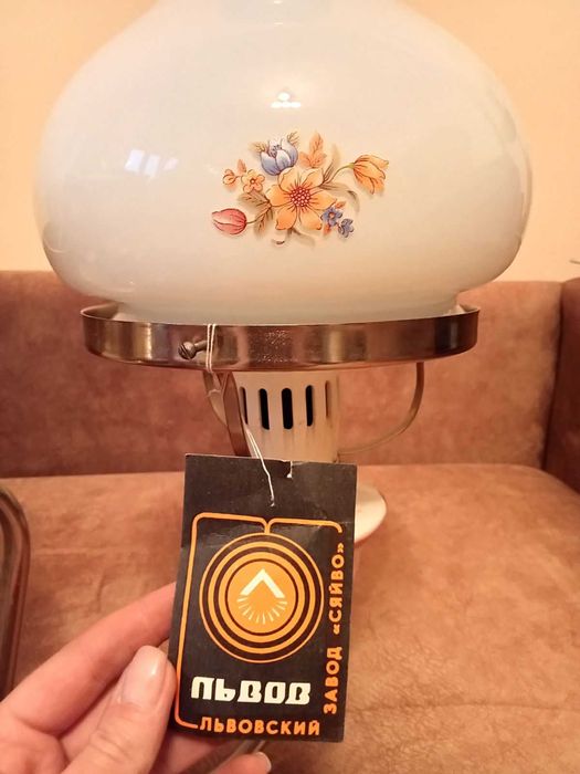 Светильник дневного света есть и  потолочный