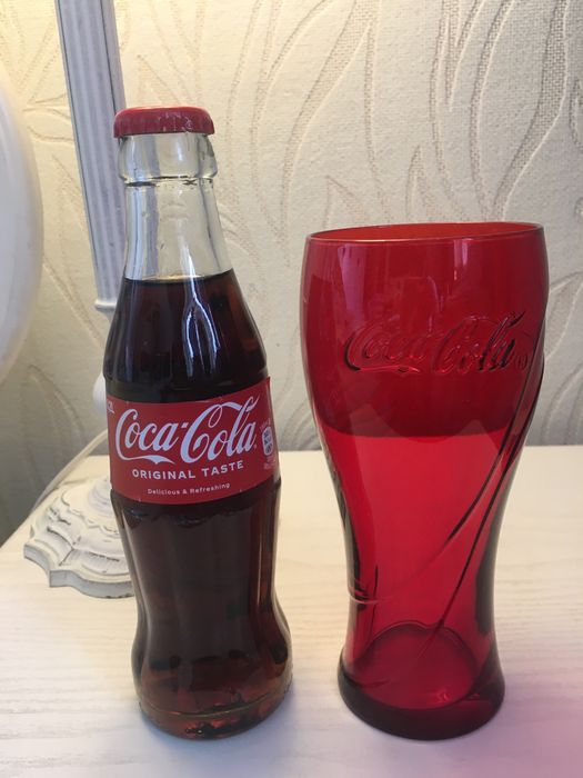 Кока Кола. Оригинал. Стаканы разного цвета.