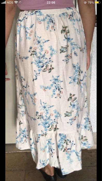 Saia maxi florida em azul e branco