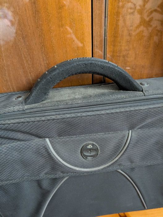 Czarna masywna ciężka torba od laptopa na ramię marki hama