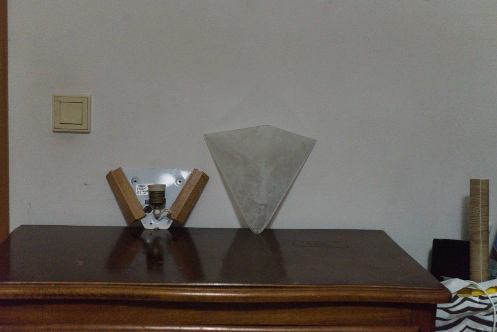 Candeeiro de parede minimalista – madeira/branco, ótimo estado