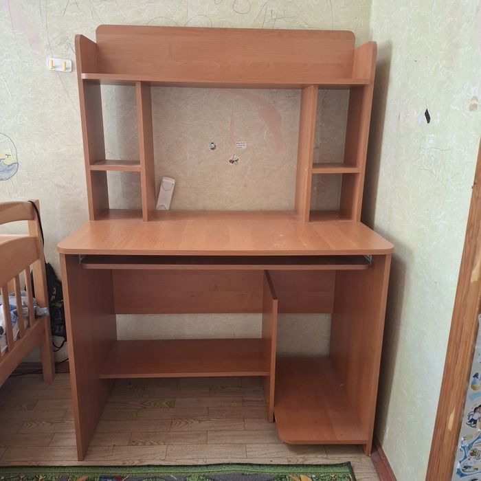 Стіл комп'ютерний з надбудовою