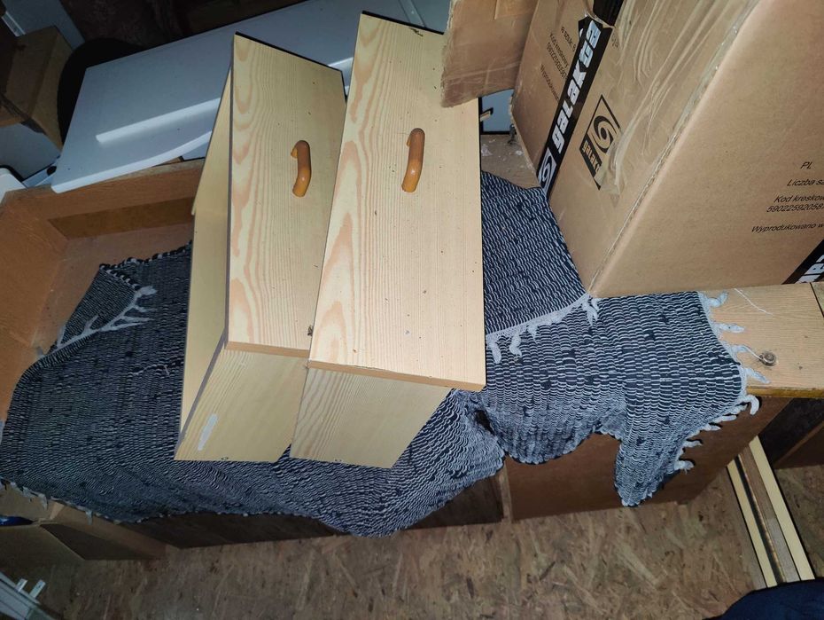 Stare meble kuchenne i lodówka