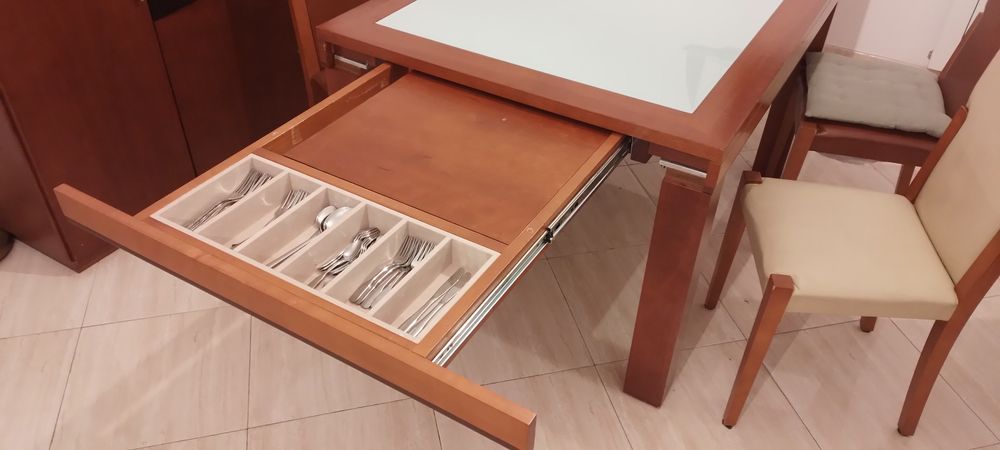 Mesa e estante de cerejeira com 4 cadeiras