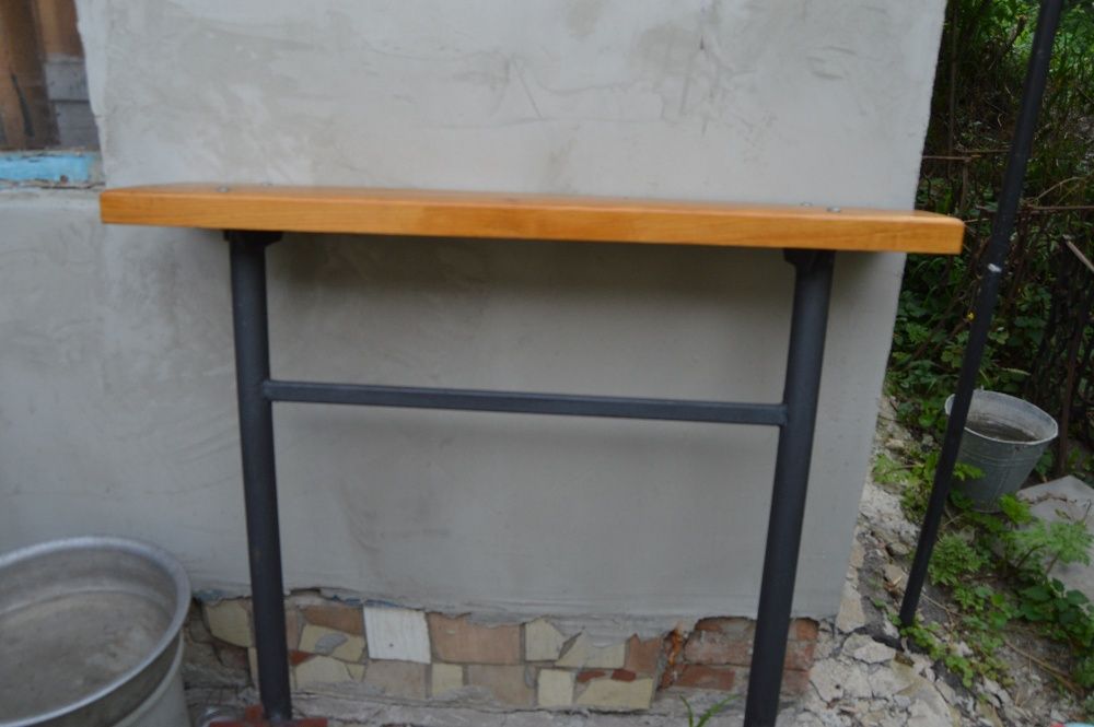 Крест.столик. лавочка. надгробница на кладбище