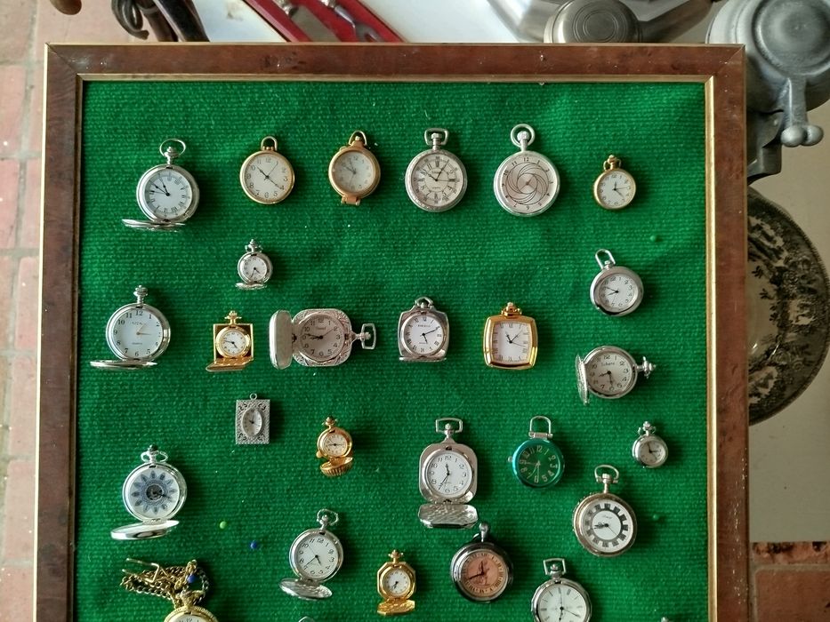 Grade coleção de relógios de bolso e de lapela.