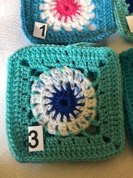 kwadrat Babuni na szydełku, pled ,sweter, wielkość 9-11cm, NOWE,