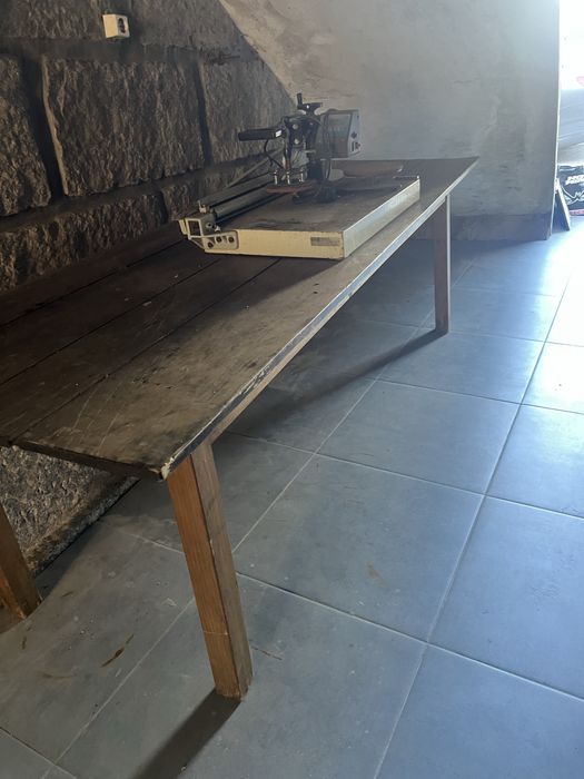 Mesa em madeira com 4 bancos