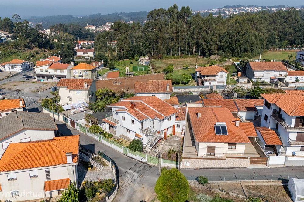 Moradia Bi-Familiar com Entradas Independentes, Garagem, Anexos e Chur