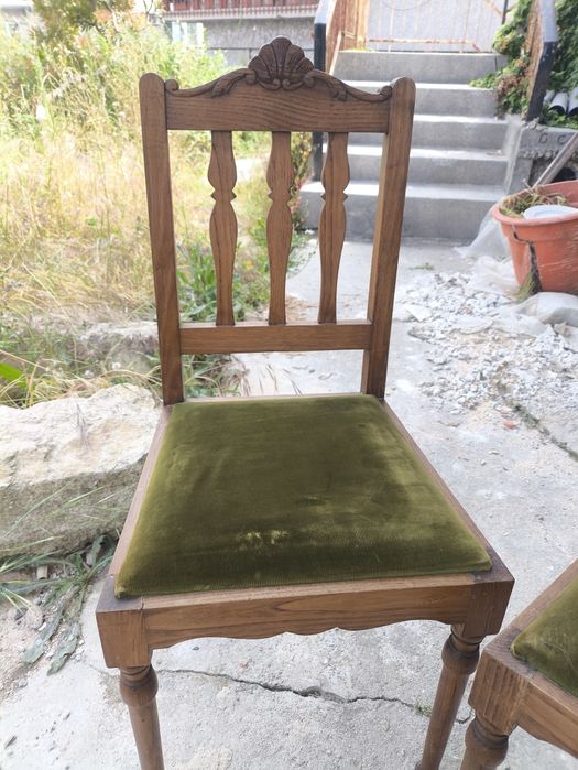Par de cadeiras vintage em madeira maciça com estofo em veludo verde