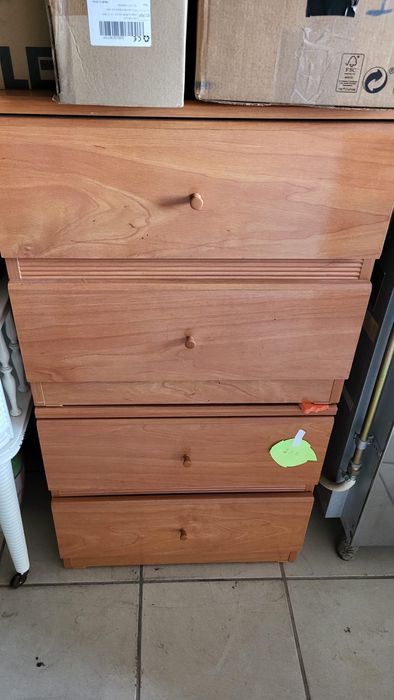 Vendo 2 mesas de cabeceira de 2 gavetas cada como novas
