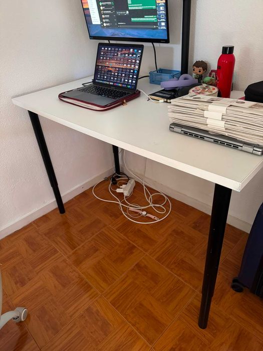 Mesa de Secretária IKEA com pés extensíveis