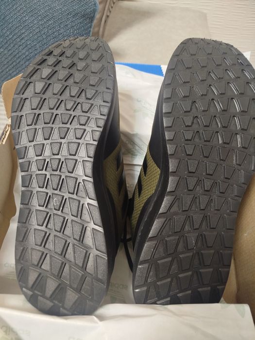 Продам нові чоловічі кросівки Adidas