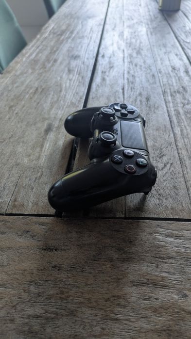 PlayStation 4 com dois comandos