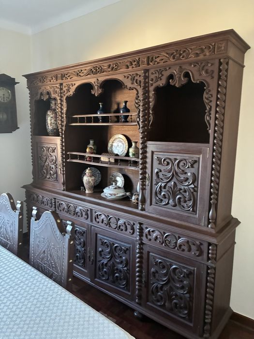 Mobilia de sala de jantar com louceiro mesa e 4 cadeiras