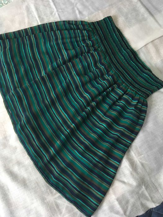 Saia curta em padrão riscado