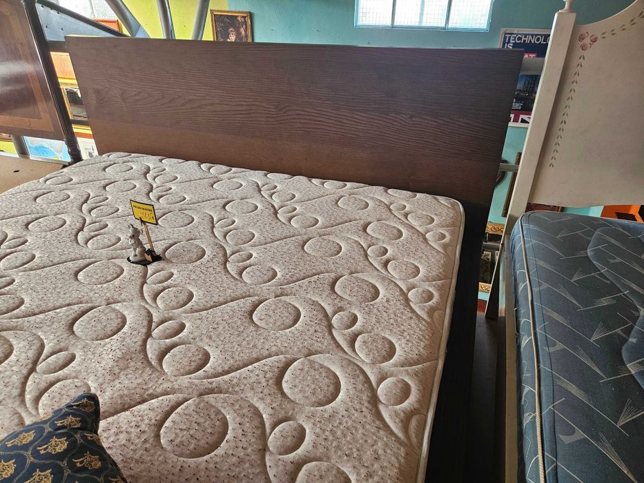 Cama com estrado e colchão - óptimo estado geral
