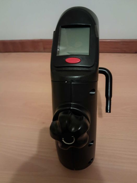 Máquina para treinar pernas e braços