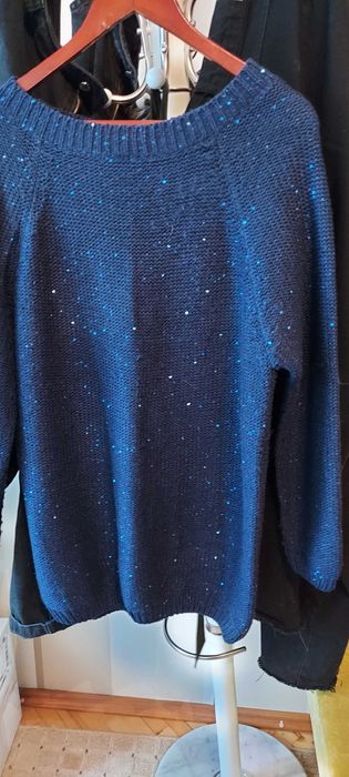 Продаю свитер нарядный девочке девушке