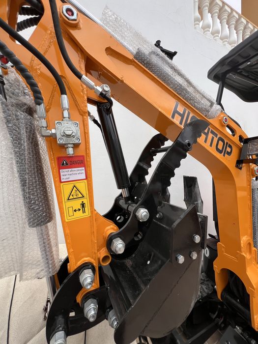 MINI GIRATORIA ESCAVADORA NOVA