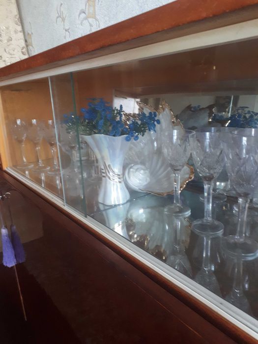 Серванти з посудом, тумба для теревизора + подарунок