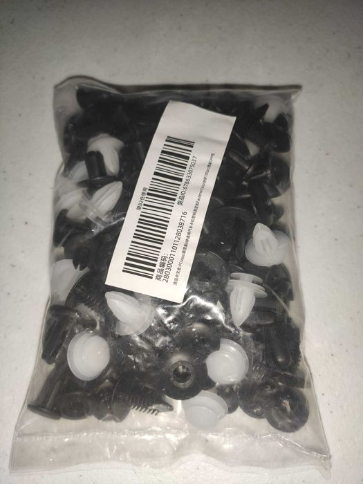 Parafusos e rebites de plástico