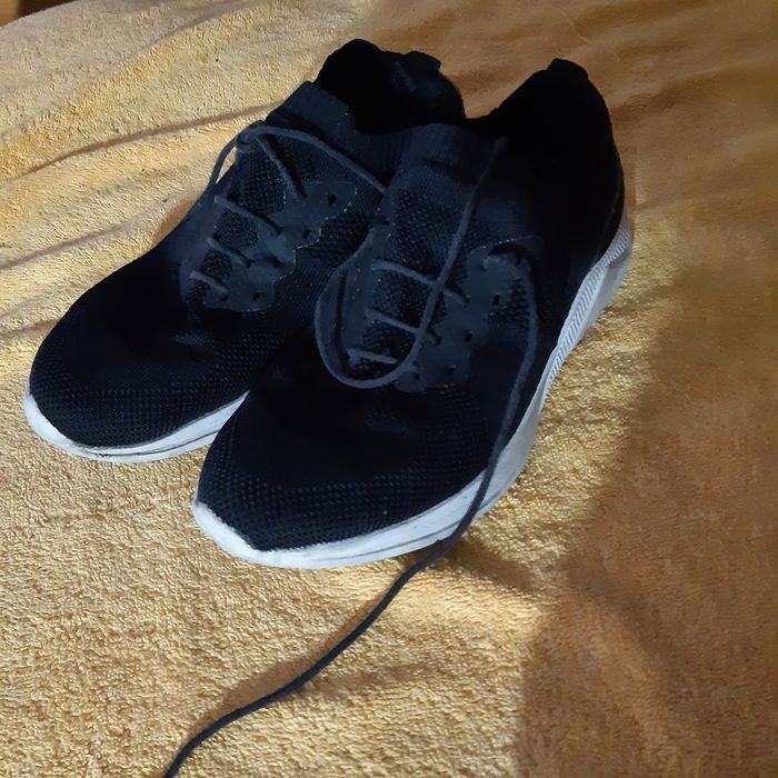 Tênis de marca, n40/41. De côr azul escuro ..