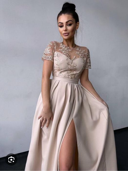 Довга сукня з розрізом на нозі